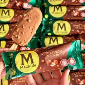 גלידת מגנום חמאה חומה עם אגוזי לוז